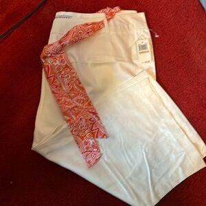 These are absolutely gorgeous white cropped -Capris pants! Size 24 W NWT
